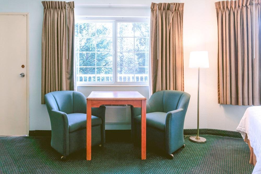 Riverfront Inn Роузбърг Екстериор снимка