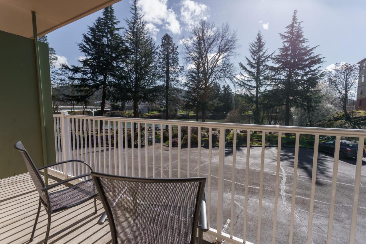 Riverfront Inn Роузбърг Екстериор снимка