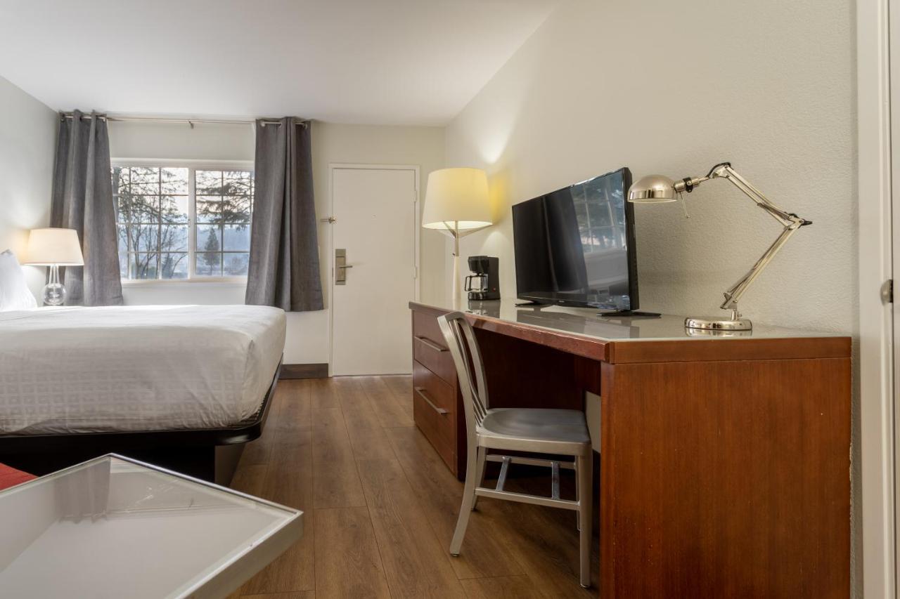 Riverfront Inn Роузбърг Екстериор снимка