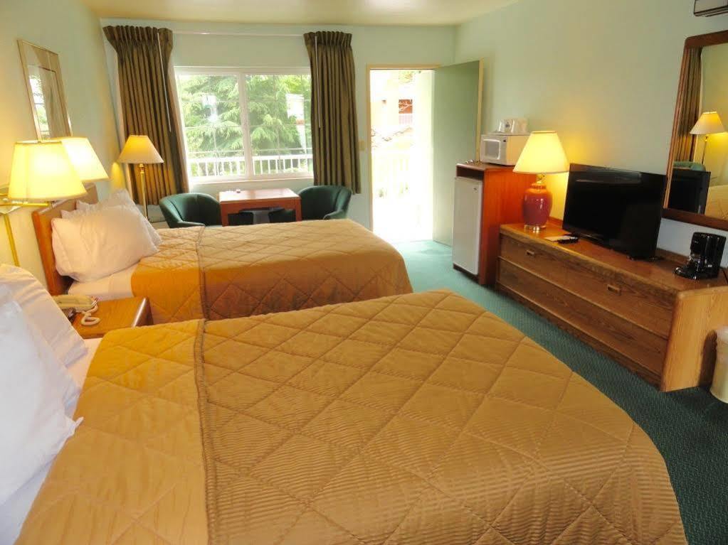 Riverfront Inn Роузбърг Екстериор снимка