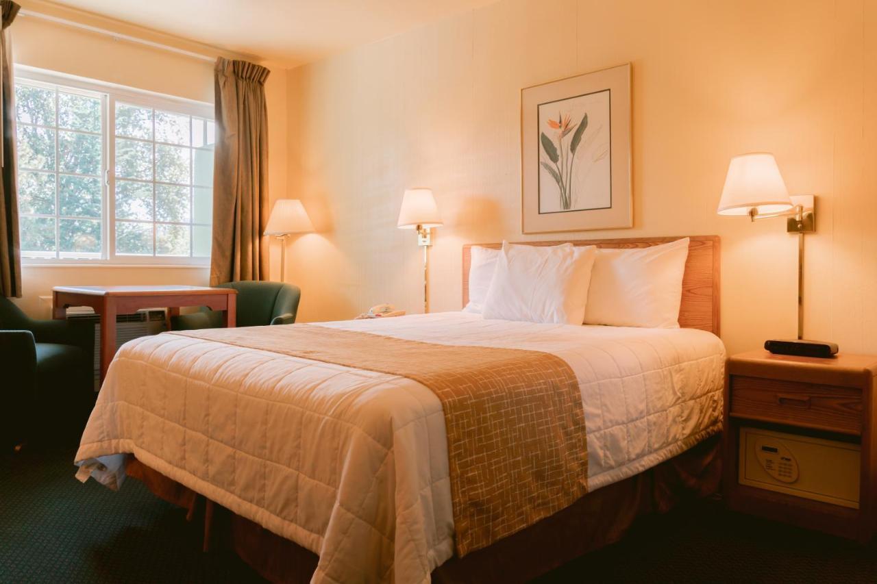 Riverfront Inn Роузбърг Екстериор снимка