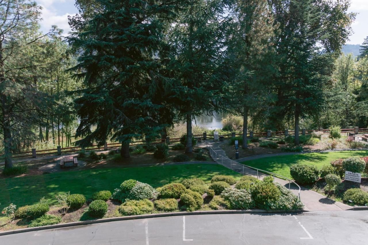 Riverfront Inn Роузбърг Екстериор снимка